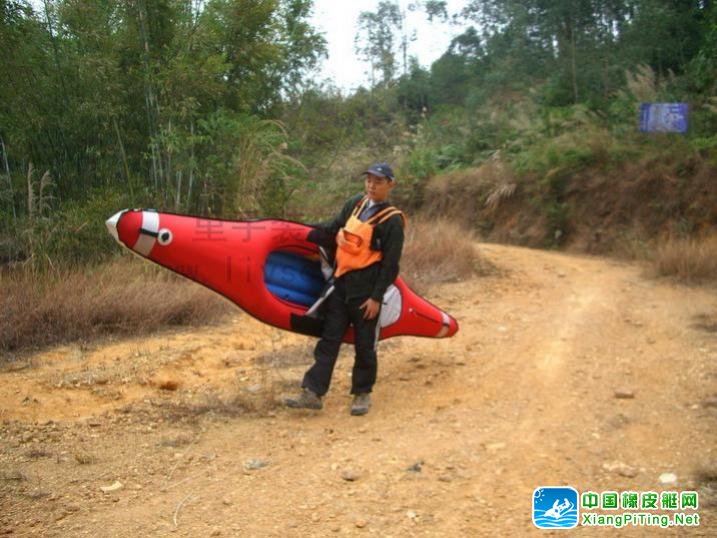 用救生衣的胯带的扣具，跟艇上的扣具连接单肩挎式