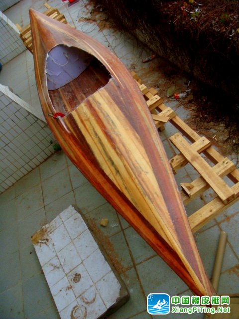 牛人手工做的木质独木舟