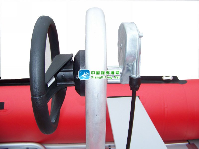 方向盘部分增加金属支架，并且金属支架上增加了前排座椅！