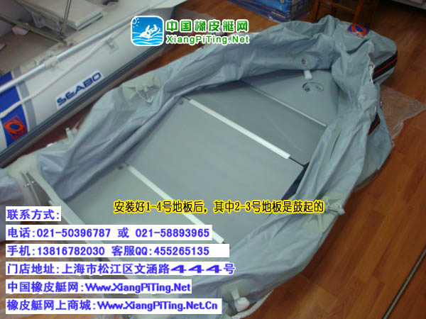 安装好1-4号地板后,其中2-3号地板是鼓起的,因为艇身要形成一个船头翘起的姿态,所以地板不能直接放下,必须用力下压才行。