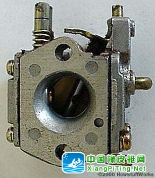 通过空气滤清器接收外部空气的一侧