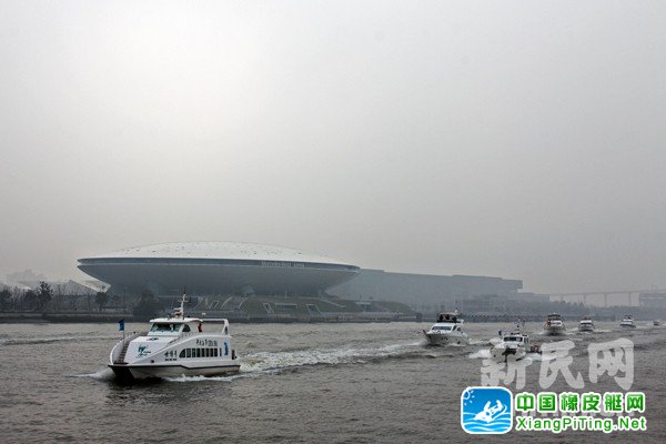 上海黄浦江水域首次举办游艇日活动