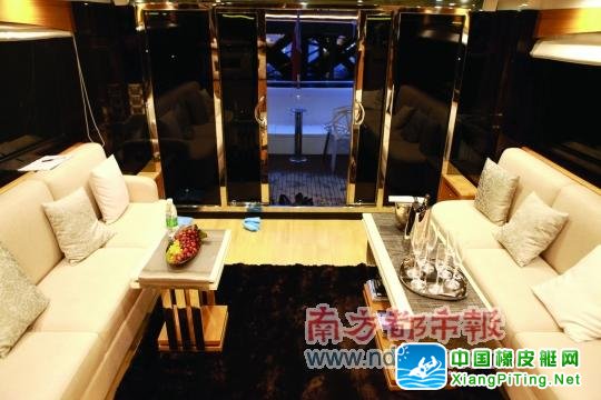 在珠江飙游艇，把风与尖叫甩在身后