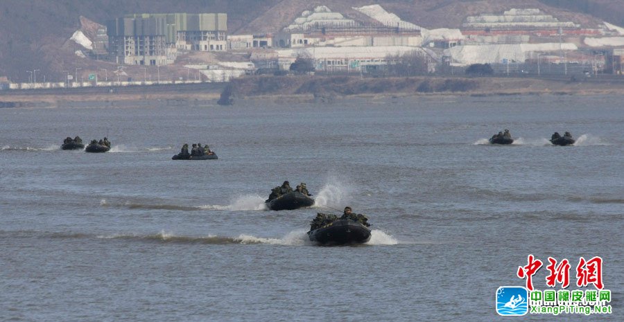 韩国海军陆战队乘坐的冲锋舟