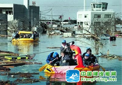 日本宫城县名取市，人们乘坐橡皮艇撤离