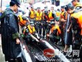 看解放军用橡皮艇解救被困百姓