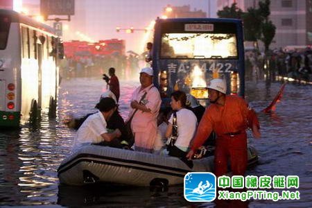 长春突降暴雨消防员用冲锋舟抢救被困者(组图)