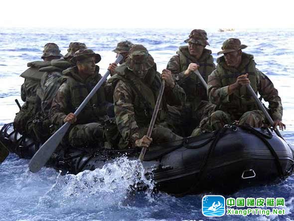 美国特种兵在进行橡皮艇训练