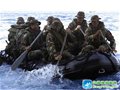 美国特种兵在进行橡皮艇训练