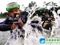 中国两栖侦察队队员乘坐橡皮艇进行水上训练