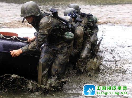 中国两栖侦察队队员乘坐橡皮艇进行水上训练