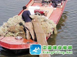 海河边非法捕鱼破坏生态 绝户网困住清淤冲锋舟