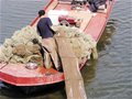 海河边非法捕鱼破坏生态 绝户网困住清淤冲锋舟