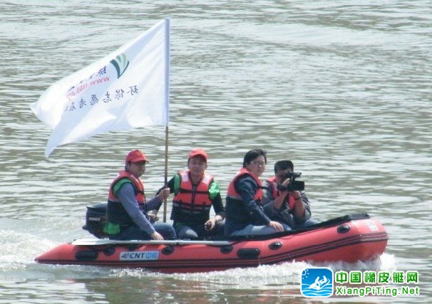 民间环保组织乘坐冲锋舟调查汉江排污口