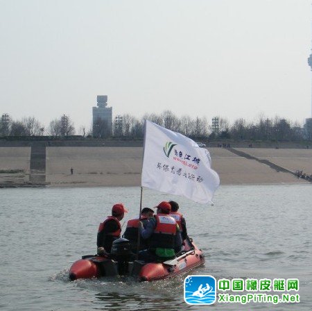 民间环保组织乘坐冲锋舟调查汉江排污口