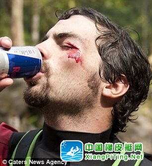 大难不死 皮划艇手上演惊险瞬间