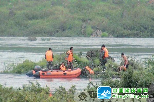河水上涨两男童被困江心洲 大化消防用冲锋舟救人
