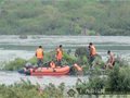 河水上涨两男童被困江心洲 大化消防用冲锋舟救人