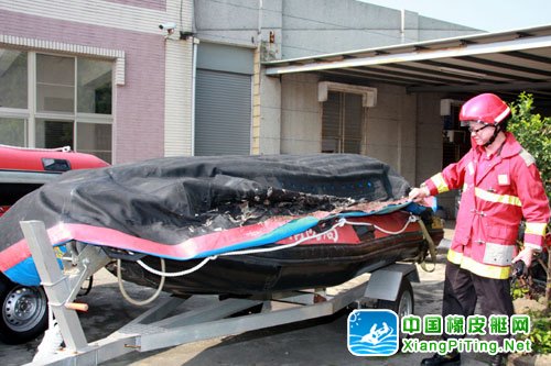 台消防队救生艇遭融毁 忙救相邻工厂大火也受灾