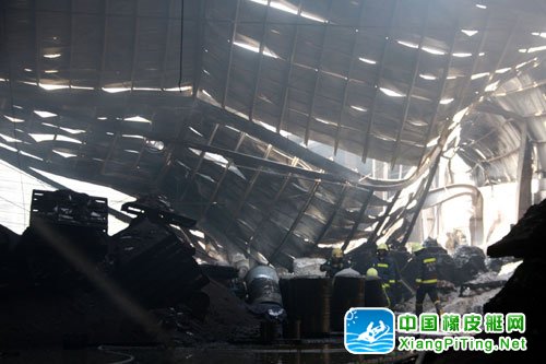 台消防队救生艇遭融毁 忙救相邻工厂大火也受灾