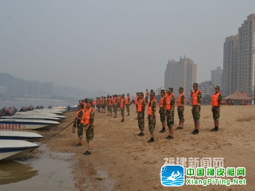 武警官兵在闽江进行冲锋舟演练