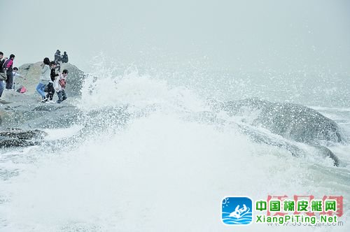 海浪翻滚，通向岸边的路被海水淹没。 杨广科 摄