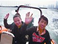 玉树孩子坐橡皮艇看青岛 与大海亲密接触(图)