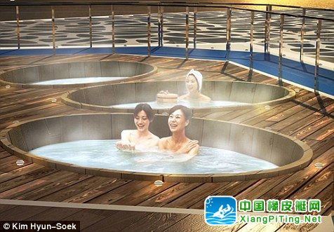 嘉宾可以享受热水浴缸，同时一边欣赏美丽的海景，一边享受打高尔夫球的快乐