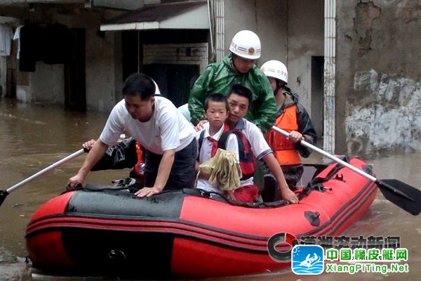 强降雨再袭岳阳市消防官兵利用橡皮艇搜救受灾群众