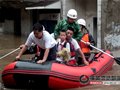 强降雨再袭岳阳市消防官兵利用橡皮艇搜救受灾群众