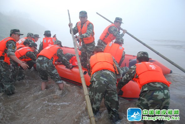7名群众被困大汶河 武警官兵乘橡皮艇连夜施救