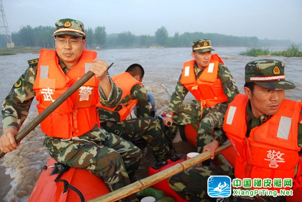 7名群众被困大汶河 武警官兵乘橡皮艇连夜施救