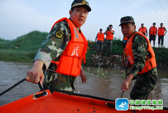 7名群众被困大汶河 武警官兵乘橡皮艇连夜施救