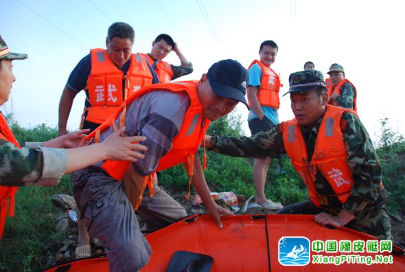 7名群众被困大汶河 武警官兵乘橡皮艇连夜施救