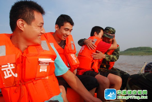 7名群众被困大汶河 武警官兵乘橡皮艇连夜施救