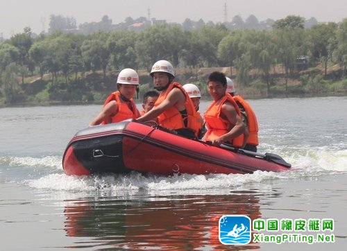 7月8日上午，陕县消防官兵与特勤中队部分消防官兵联合在天鹅湖进行试水运行，并展开水上救援演练作业项目