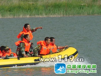 检查冲锋舟确保安全