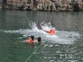 2男子“被困”河中 消防快速登上橡皮艇救援[图]