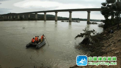 昌江消防官兵乘坐橡皮艇打捞落河遇难父女