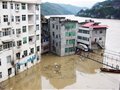 强降雨致湖北十堰郧西两镇受灾消防利用橡皮艇紧急救人