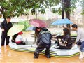 恒大苹果园严重内涝 陆路不通居民乘橡皮艇出行