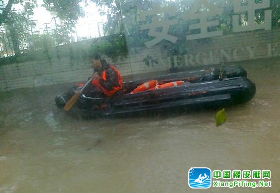 海口消防官兵用橡皮艇救援救32名被困乘客