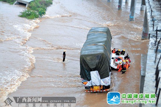一货车司机被困洪水中 消防官兵乘皮划艇冒险营救