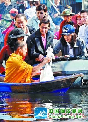 曼谷五分之一遭水淹总理英拉乘橡皮艇视察灾区