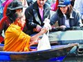 曼谷五分之一遭水淹总理英拉乘橡皮艇视察灾区（图）