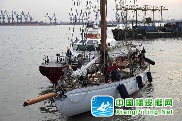 英籍百年木质帆船“快乐少女”抵达天津