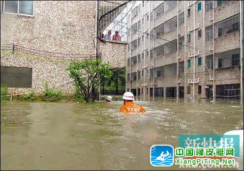 深圳暴雨困600余人 消防冲锋舟出动(图)