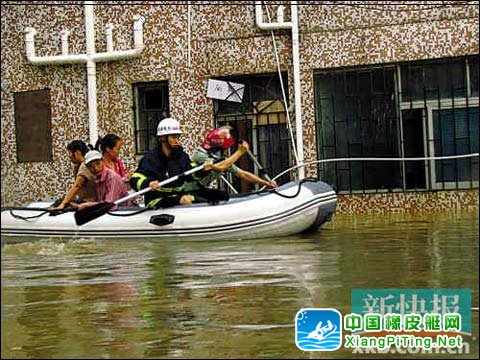 深圳暴雨困600余人 消防冲锋舟出动(图)