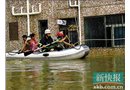 深圳暴雨困600余人 消防冲锋舟出动(图)