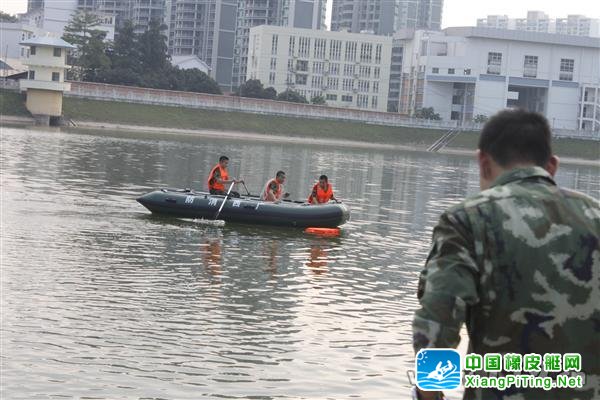 广西南宁消防开展橡皮艇抗洪抢险实战演练[图]